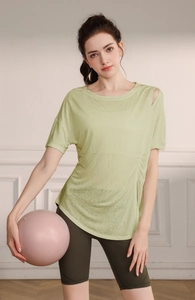 Détail d'un t-shirt vert clair avec épaule ajourée et cordon sur un mannequin yoga