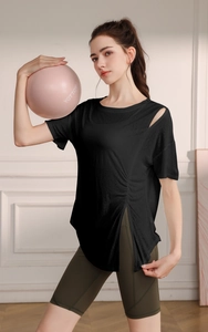 Détail du t-shirt de sport noir avec fente à cordon latéral et découpe à l'épaule