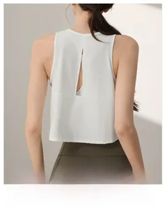 Détail du gilet de sport en maille blanche avec fente verticale au dos et tissu respirant