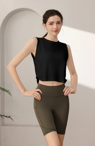 Dettaglio della canotta sportiva nera con spacchi laterali e pantaloncini olive green
