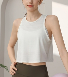 Détail du débardeur de sport en nylon blanc avec empiècement en mesh pour le yoga