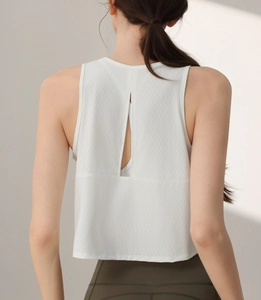 Détail du débardeur de sport blanc en maille avec fente au dos et tissu respirant