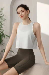 Détail du gilet de yoga blanc respirant et du short de sport vert olive taille haute