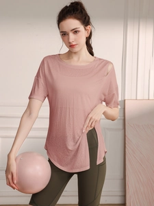 Haut de yoga rose en tencel pour femme avec découpe et short de sport vert