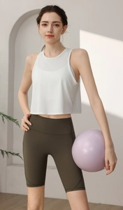 Détail d'un débardeur de sport en maille blanche et d'un short de sport vert olive