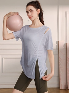 Haut de yoga ample pour femmes avec épaule dénudée et short de fitness vert olive