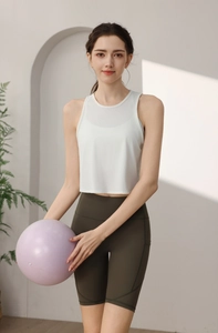 Haut de yoga sans manches blanc pour femmes avec short de sport vert olive taille haute