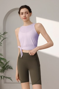 Detail von hellviolettem Yoga-Top mit Taillenbindung und olivgrüner High-Waist-Shorts