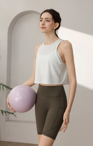Ensemble débardeur blanc en maille respirante et short de yoga olive à taille haute