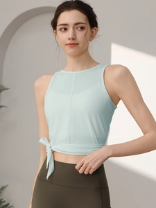 Hellblaues Yoga-Trägertop mit seitlichem Bindedetail und dunkelgrüner High-Waist-Leggings
