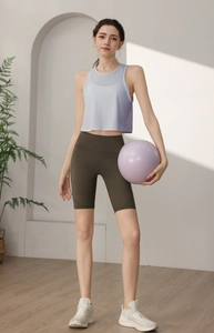 Détail du débardeur en maille lavande et du short de yoga taille haute vert olive