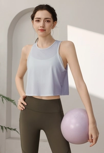 Détail du débardeur de sport en mesh lavande et legging de yoga vert olive pour femme