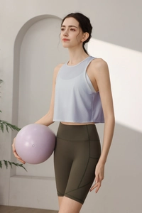 Détail du débardeur de sport en maille lavande et short de fitness vert taille haute