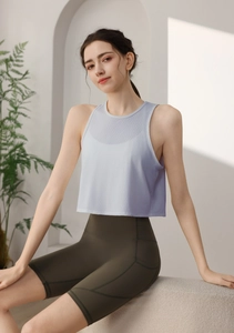 Détail du haut de yoga lilas avec maille respirante et short de fitness vert taille haute