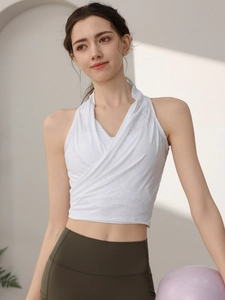 Haut de yoga blanc dos nu avec design croisé et texture respirante pour femmes