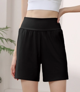 Gros plan sur le short de yoga noir à taille haute avec ceinture large et tissu élastique