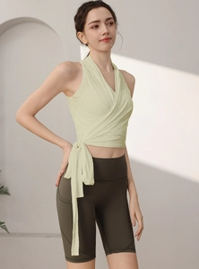 Haut de sport cache-cœur et short cycliste olive taille haute pour yoga et fitness
