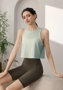Détail du gilet de sport vert clair avec jacquard en maille et short à taille haute