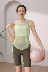 Détail du haut de yoga en maille vert clair avec cordon de serrage et short taille haute