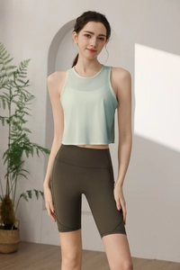 Détail du débardeur de sport en mesh vert clair et short de yoga olive taille haute