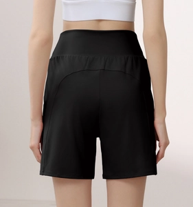 Détail du short de yoga noir taille haute avec coutures incurvées ergonomiques