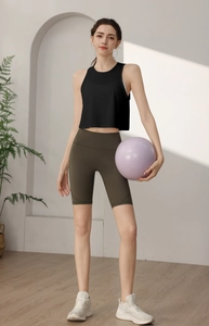 Débardeur de sport noir ample sans manches et short de yoga taille haute olive ensemble