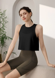 Détail du débardeur de sport noir sans manches avec empiècements en mesh respirant
