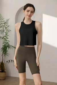 Détail du débardeur de sport respirant avec un short de yoga olive à taille haute