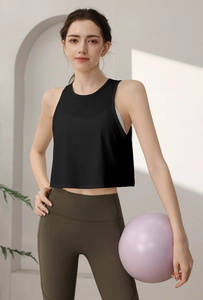 Détail de la maille respirante sur le débardeur de yoga en nylon sans manches pour femme