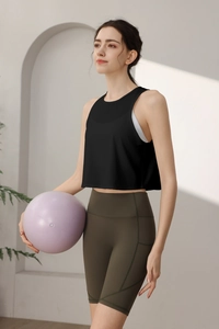 Détail du débardeur de sport en nylon ample avec short de yoga vert olive et ballon
