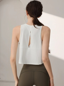 Ensemble sport femme avec débardeur blanc dos ouvert et legging de yoga olive pour le fitness