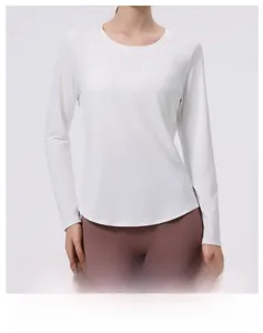 Detail of slim-fit white long sleeve yoga shirt with seamless four-needle six-thread stitching