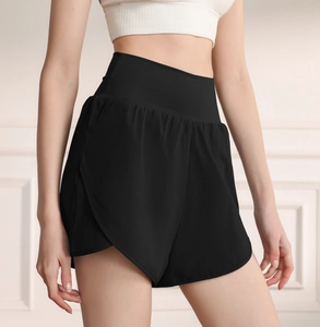 Detail of high-waist sports shorts with side slits and quick-dry elastic fabric for yoga