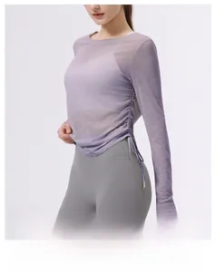 Detail eines hellvioletten transparenten Yoga-Langarmshirts mit seitlichem Kordelzug