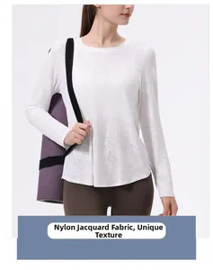 Dettaglio del top da yoga bianco con texture e motivo traspirante in tessuto jacquard