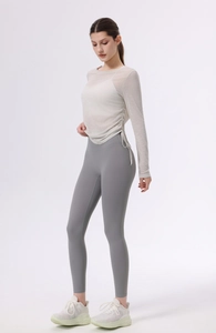 Detailansicht graues Langarm-Yoga-Top mit verstellbarem Kordelzug und Raffung an der Seite