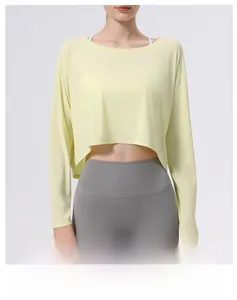Nahaufnahme eines leichten hellgelben langärmligen Yoga-Crop-Tops mit geschwungenem Saum