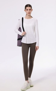 Dettaglio del top sportivo bianco in nylon jacquard traspirante con design sulla schiena