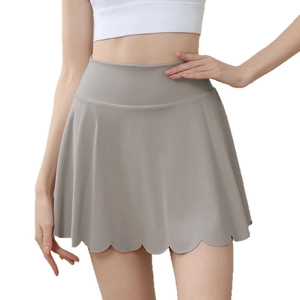 Light gray high-waisted yoga skirt with scalloped hem and elastic athletic design