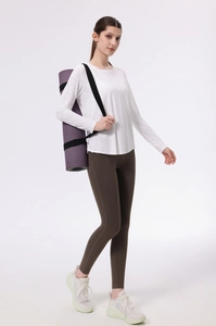 Dettaglio maglia sportiva bianca a maniche lunghe con jacquard e retro traspirante a goccia