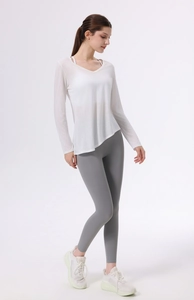 Dettaglio del top sportivo leggero in Lyocell con leggings da yoga a vita alta