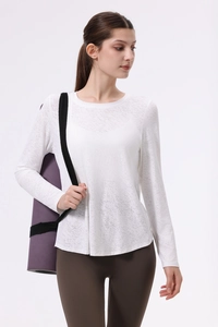 Dettaglio maglia sportiva bianca a maniche lunghe in tessuto jacquard traspirante per yoga