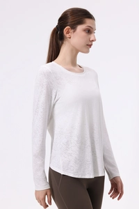 Dettaglio del top sportivo bianco jacquard con trama burnout e motivo in mesh traspirante