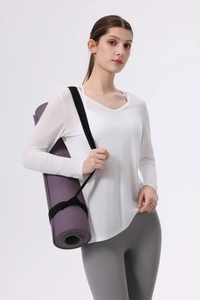 Dettaglio della maglia sportiva leggera in Lyocell con scollo a V per yoga e fitness