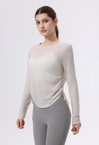 Detaillierte Nahaufnahme von Kordelzug und Raffung am beigen Mesh-Yoga-Oberteil für Damen