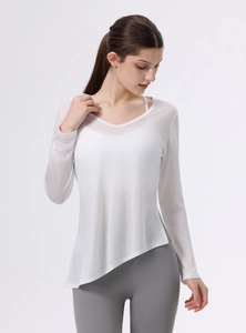 Dettaglio del top da yoga bianco in Lyocell con scollo a V e bordo inferiore asimmetrico
