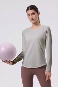 Close-up of seamless yoga set with gradient long sleeve top and red leggings