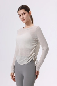 Detail eines transparenten Langarm-Yoga-Tops mit Kordelzug an der Seite in Hellbeige