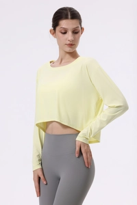 Details des lockeren gelben Seiden-Yogashirts und der grauen High-Waist-Leggings-Stoff