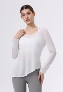 Dettaglio del top da yoga bianco in Lyocell con scollo a V e leggings sportivi grigi